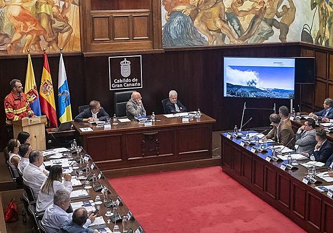 Los asistentes a la asamblea observan un vídeo incluido en el análisis de Grillo.