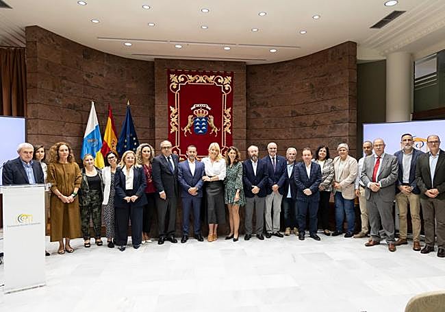 Foto de familia de las jornadas celebradas en el arlamento canario.