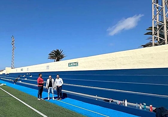 Autoridades meses atrás en el campo de fútbol de Tinajo.