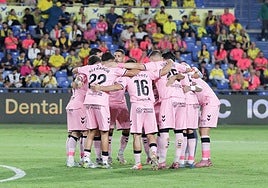 Piña de los jugadores de la UD antes del inicio del partido de la pasada jornada frente al Eibar en el Gran Canaria.
