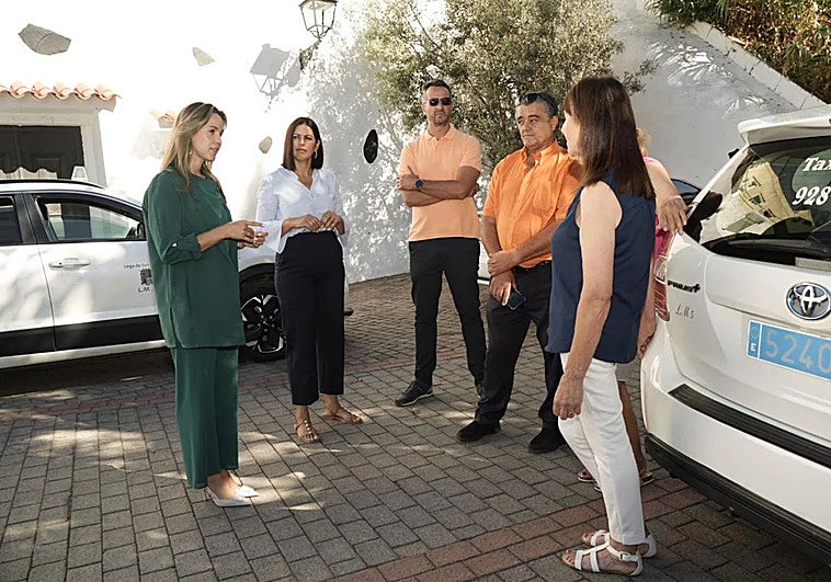María Fernández y Davinia Falcón hablan con taxistas de San Mateo en la presentación del proyecto.