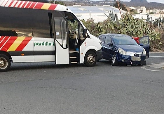 Imagen del accidente entre una guagua y un coche en Telde este miércoles.