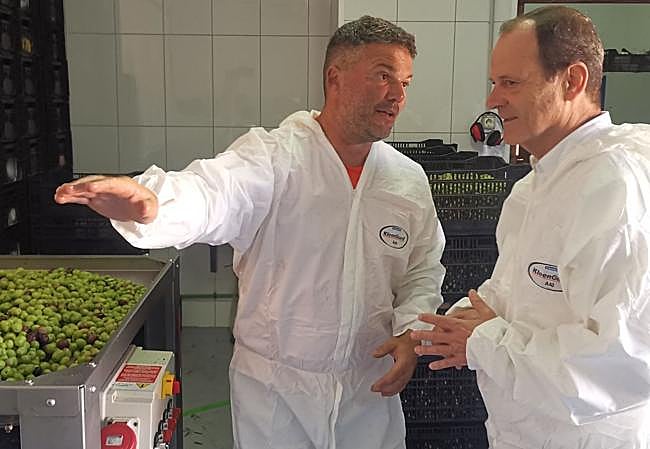 El alcalde, Óscar Hernández (derecha), durante su visita a la almazara.