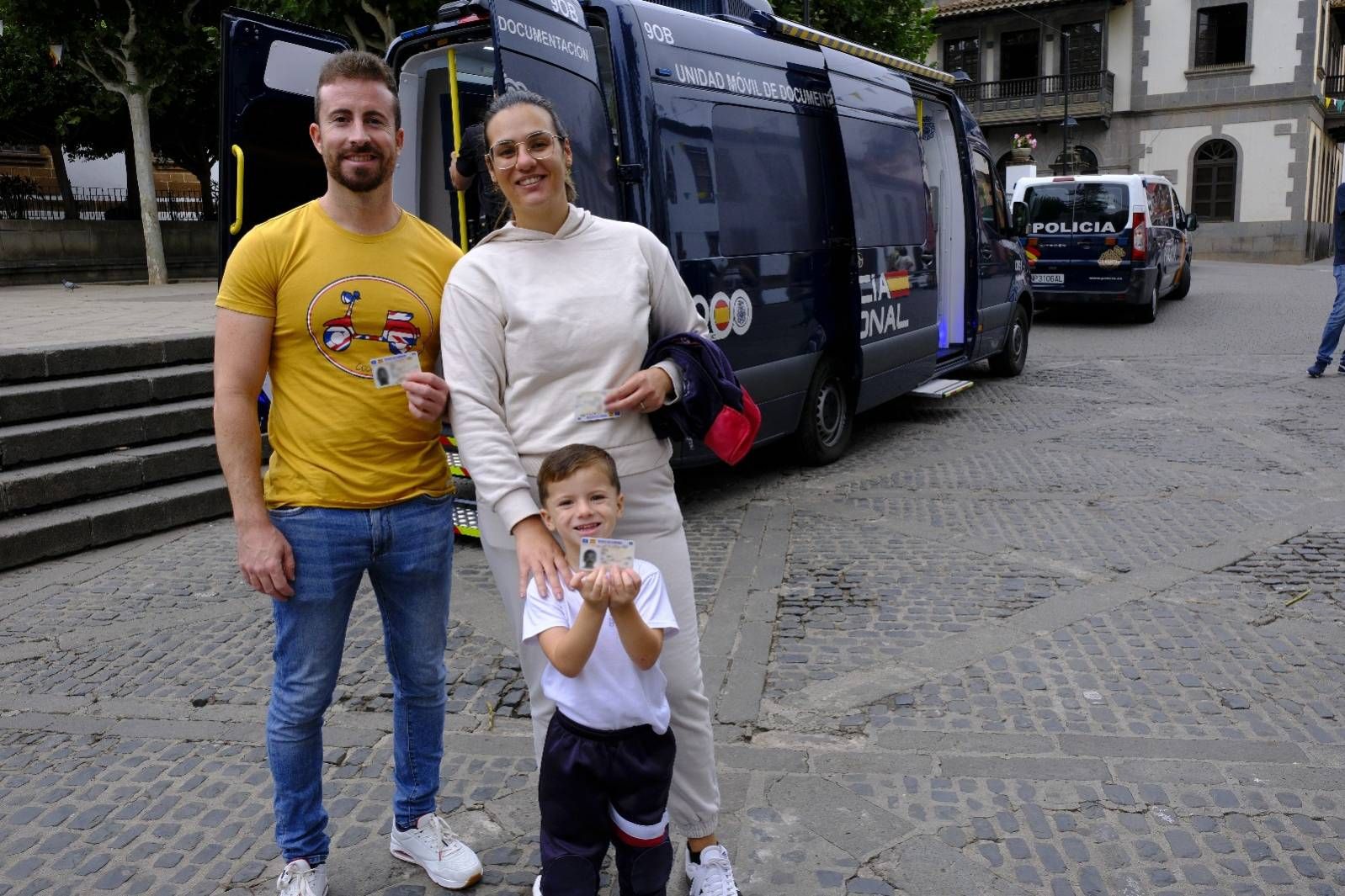 Sergio, Kiara y Oliver, vecinos de Teror, con sus nuevos DNI tras expedirlos en el VIDOC.