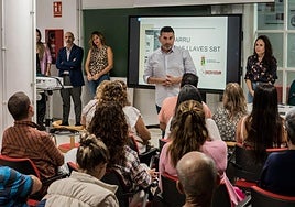 Los ediles Alejandro Marichal y Lucía Jiménez (a su izquierda), durante la reunión con los residentes de Las Llaves.
