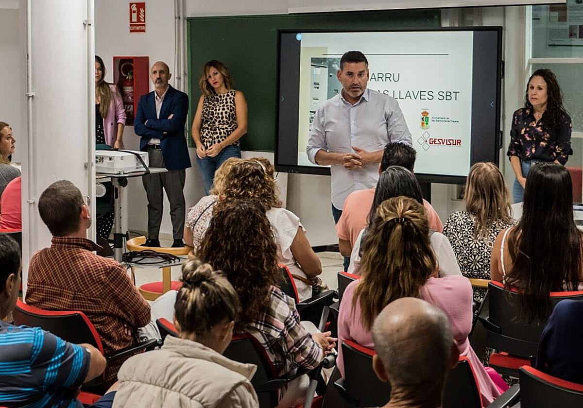Los ediles Alejandro Marichal y Lucía Jiménez (a su izquierda), durante la reunión con los residentes de Las Llaves.