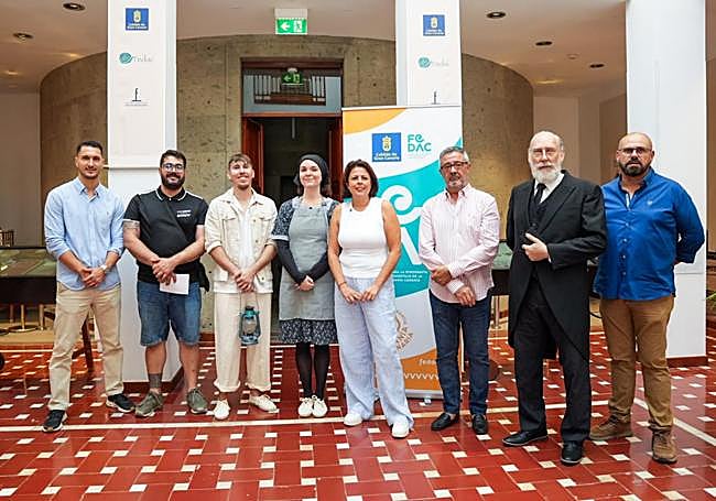 Foto de familia tras la presentación de la iniciativa.