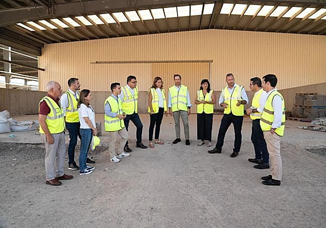 El consejero regional Mariano Hernández Zapata y la primera mandataria majorera Lola García, entre otros, en el complejo ambiental de Zurita, en el municipio de Puerto del Rosario.