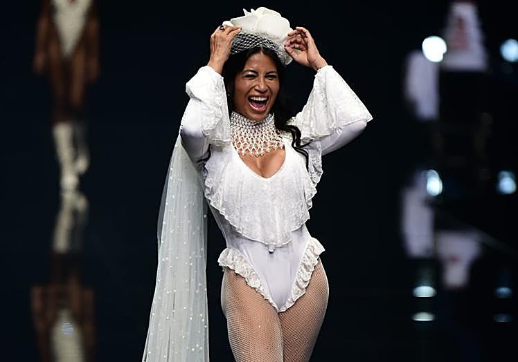 La modelo Lilium Font desfilando para Kamila Belmont.