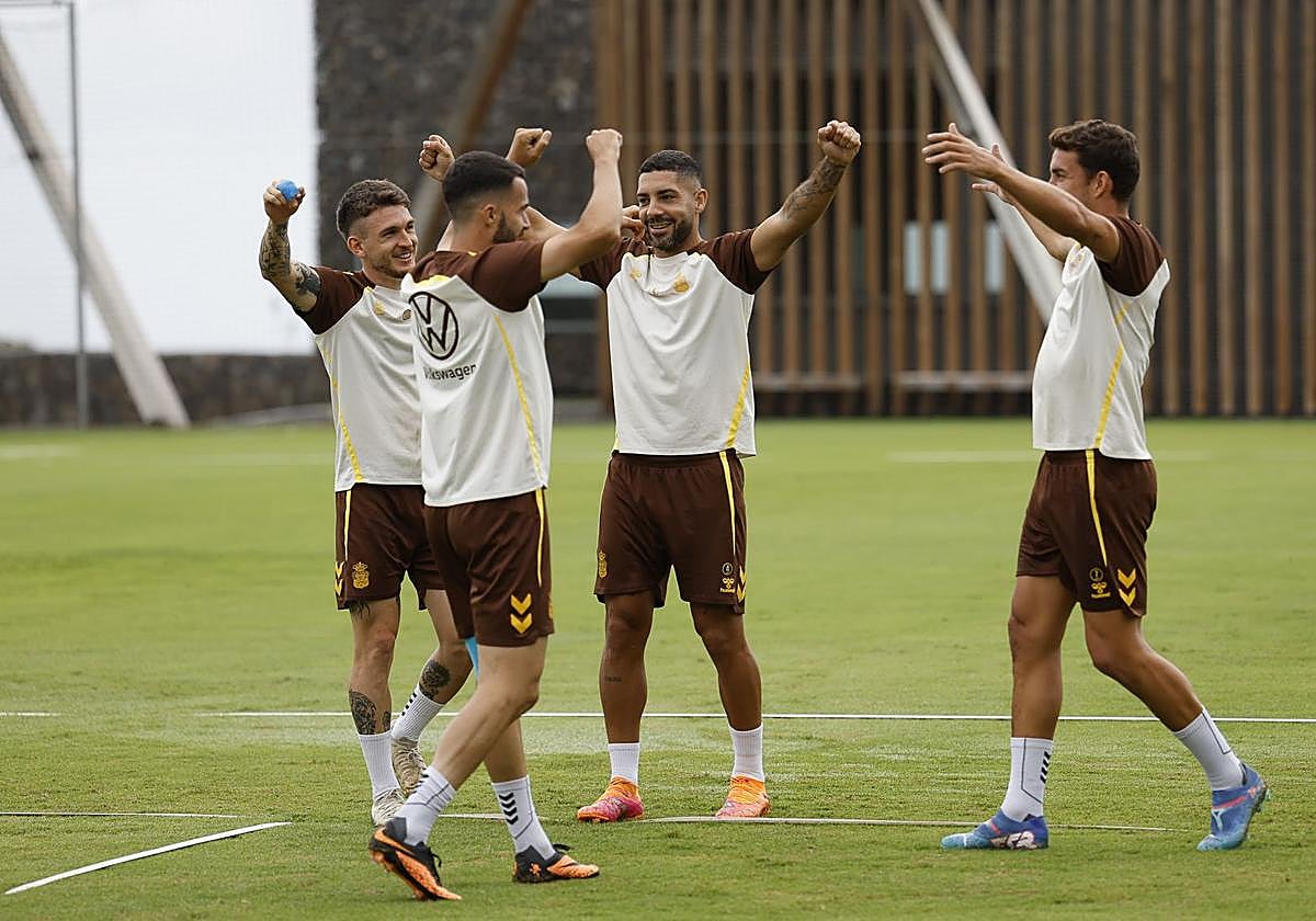 Viti, Kirian, Álex Suárez y Mata, de celebración durante el entrenamiento de este jueves.