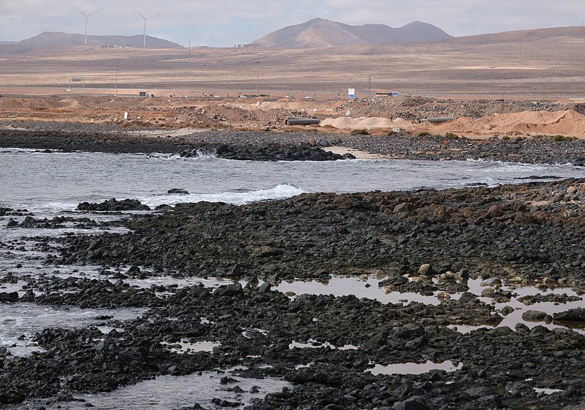 Las obras de urbanización del plan parcial Rosa del Lago, desde la costa del norte de Puerto Lajas, en el municipio de Puerto del Rosario.