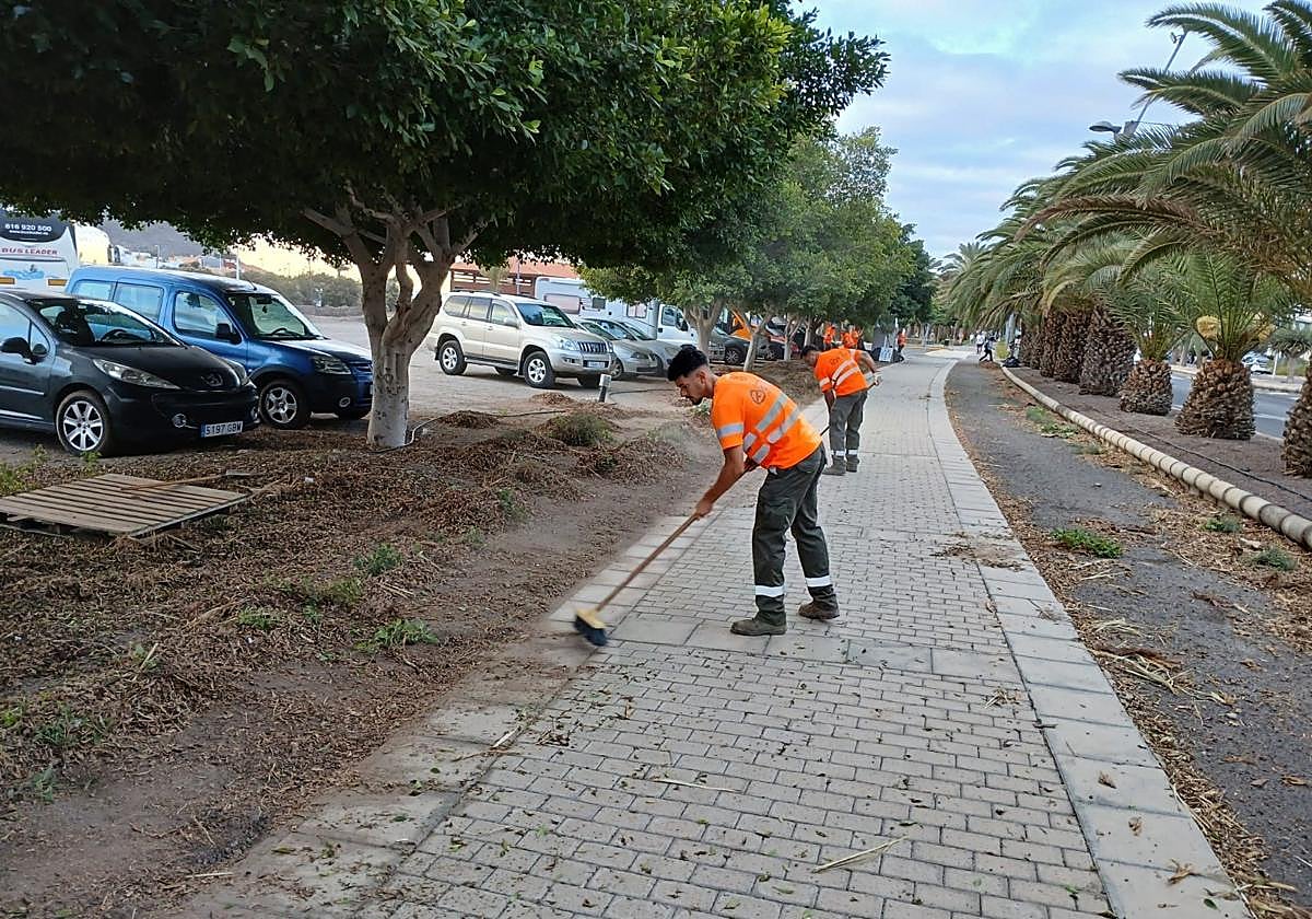 Los operarios de Gesplan, en el acceso a Gran Tarajal.