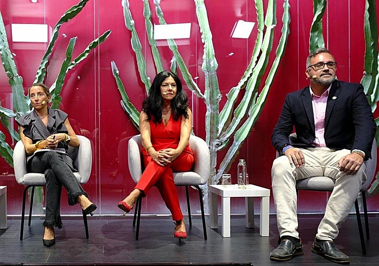 De izquierda a derecha, el director del periódico junto a Gemma Tor, Sonia Arias y Raúl.