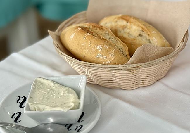 Pan y alioli de bienvenida en 'El secreto de Aída'