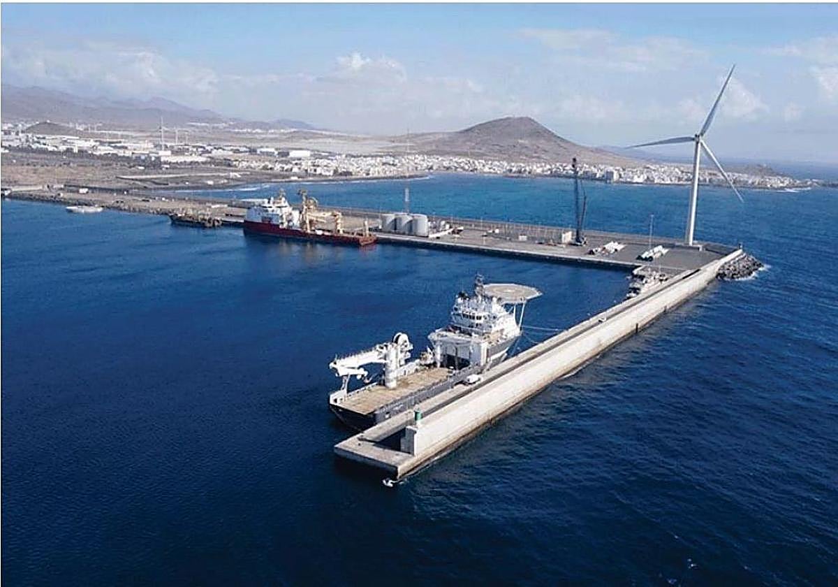 Vista desde el mar de las instalaciones actuales del puerto de Arinaga.