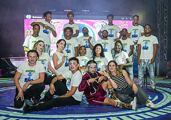 Elenco de artistas del Circo Extreme antes de una función.