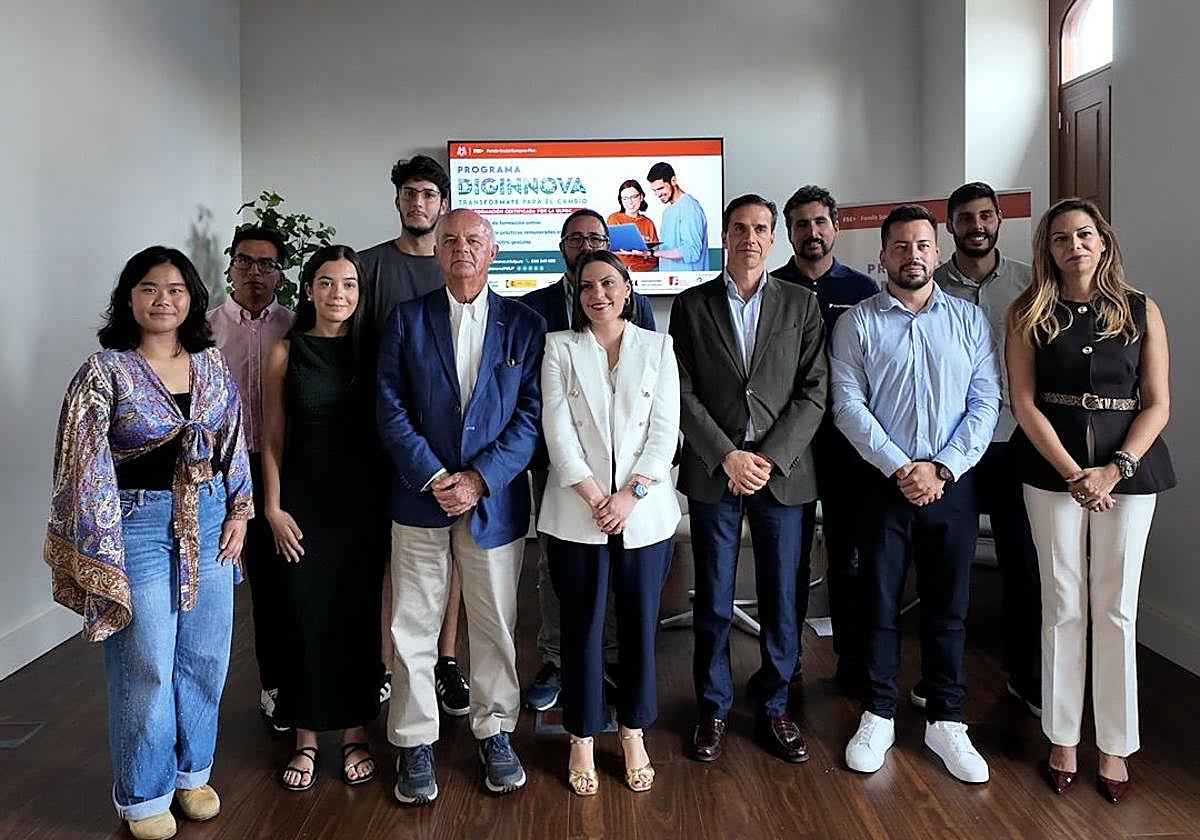 Foto de familia de autoridades y participantes en el diálogo.