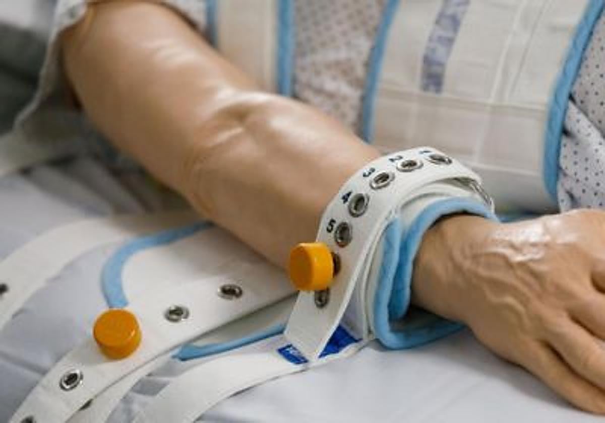 Imagen de correas empleadas en la contención mecánica de personas.