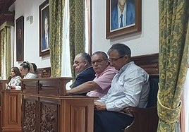 Juan Pablo Rodríguez, en el centro, y a la derecha de la imagen, Juan Francisco Artiles, durante un Pleno.