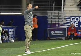 Luis García da indicaciones a sus jugadores en un lance del encuentro.