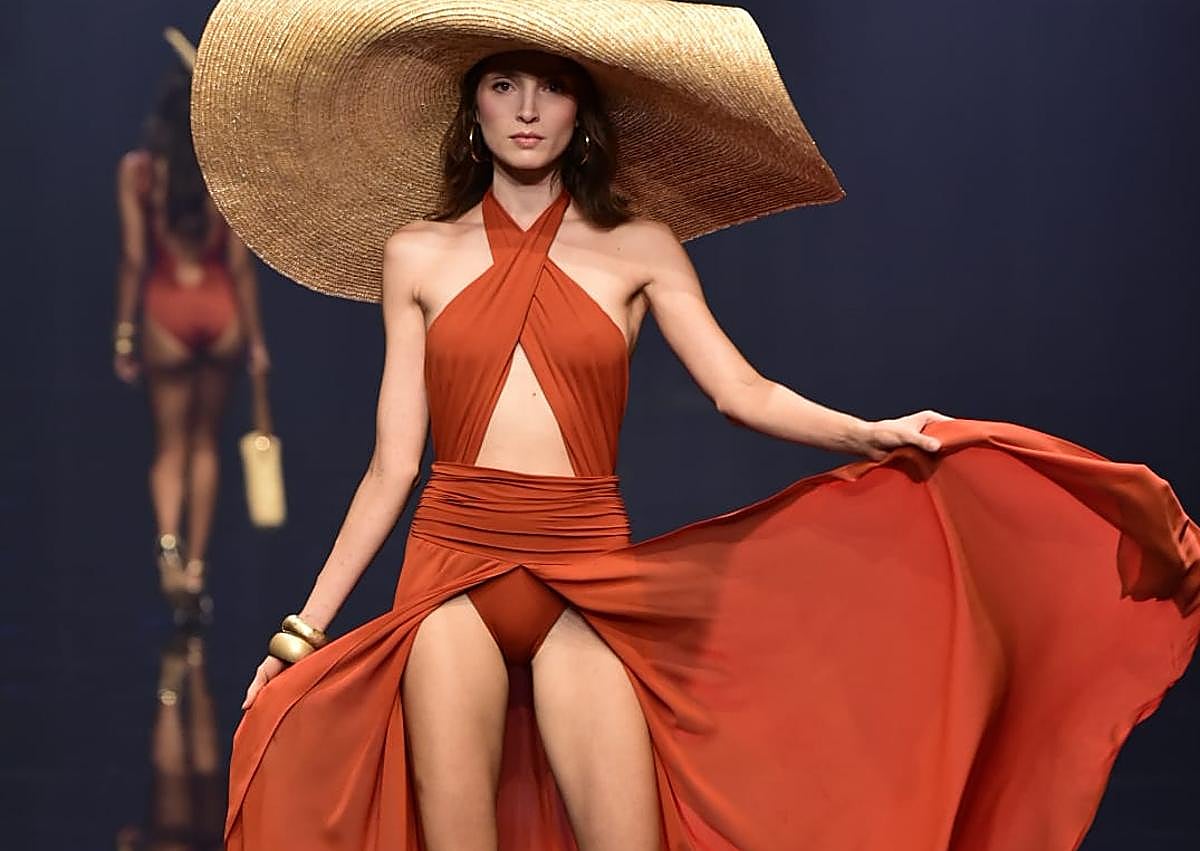 Imagen secundaria 1 - Modelos desfilando con diferentes diseños de Moda Cálida.