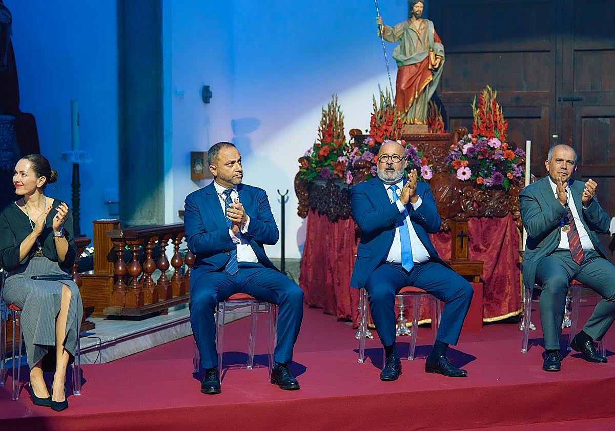 Imagen principal - Emoción y recuerdos en la entrega de Honores y Distinciones de La Villa de Moya