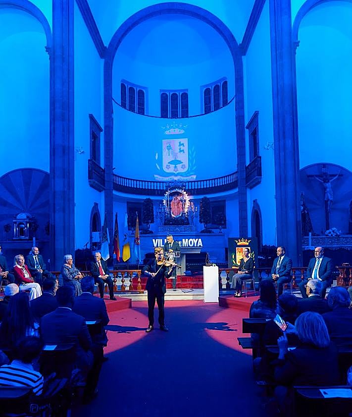 Imagen secundaria 2 - Emoción y recuerdos en la entrega de Honores y Distinciones de La Villa de Moya