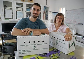 Los voluntarios Daniel Acosta y Lidia Quintana, en el Centro de Recuperación de Fauna Silvestre de Tafira.