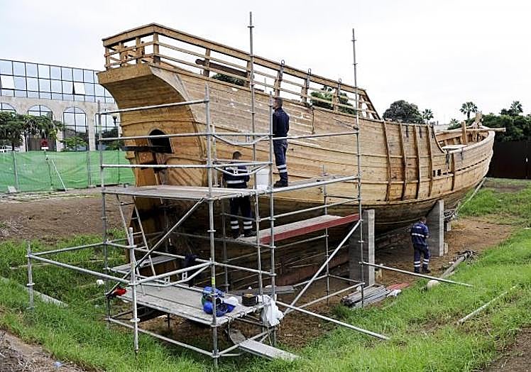 Reparación de la carabela antes de su traslado a Santa Catalina.
