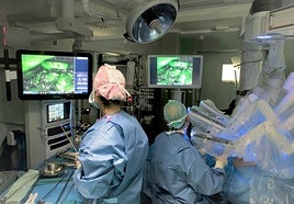 Operación con el robot Da Vinci en un hospital de Tenerife.