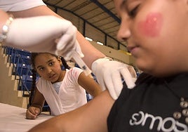 Imagen de archivo de una campaña de vacunación contra el sarampión.