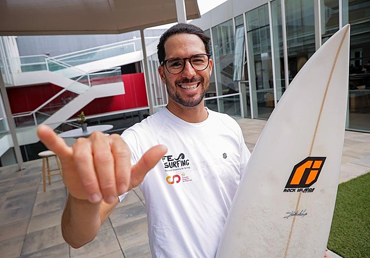 Gary González, en las instalaciones de CANARIAS7 junto a su inseparable tabla de surf.