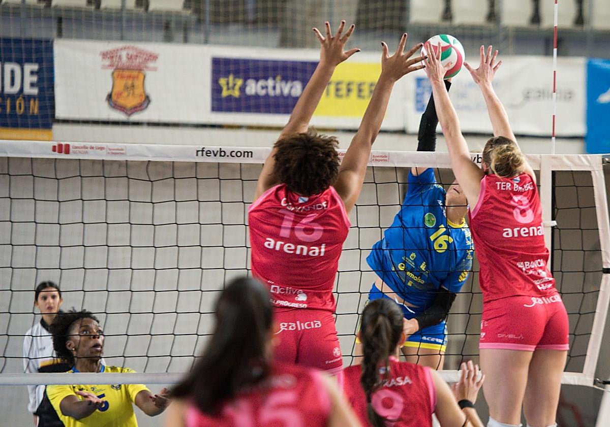 Imagen principal - El Emalsa Gran Canaria se viene de vacío de Lugo (3-0)