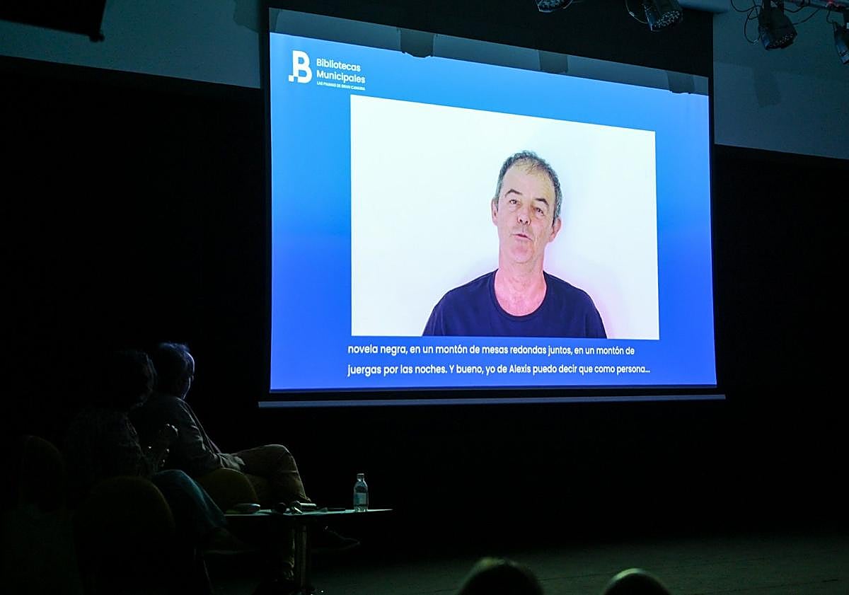 Imagen principal - Distintos momentos del homenaje realizado este viernes.