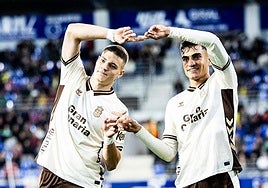Milos Lukovic celebra su gol al Huesca junto a Ale García.