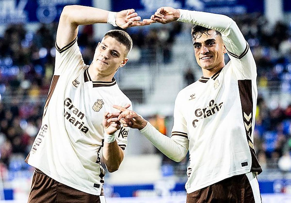 Milos Lukovic celebra su gol al Huesca junto a Ale García.