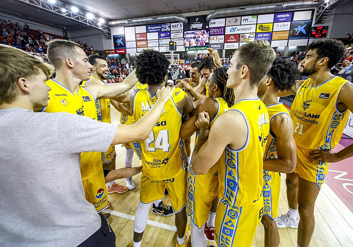 Los jugadores del Gran Canaria celebran la victoria contra el BAXI Manresa en el Nou Congost.
