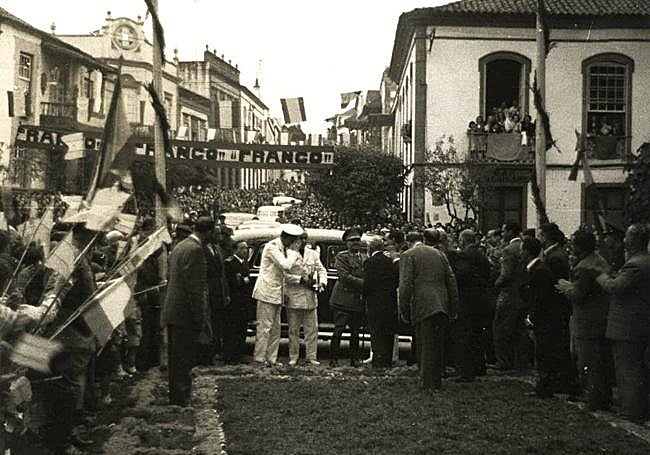 El general Franco llegando en ooche a la villa mariana en 1950.