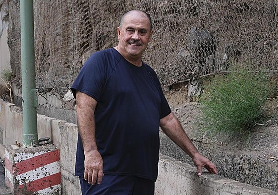 Juan Guerra en las calles interiores de Reina Mercedes, la urbanización que lucha como un barrio.