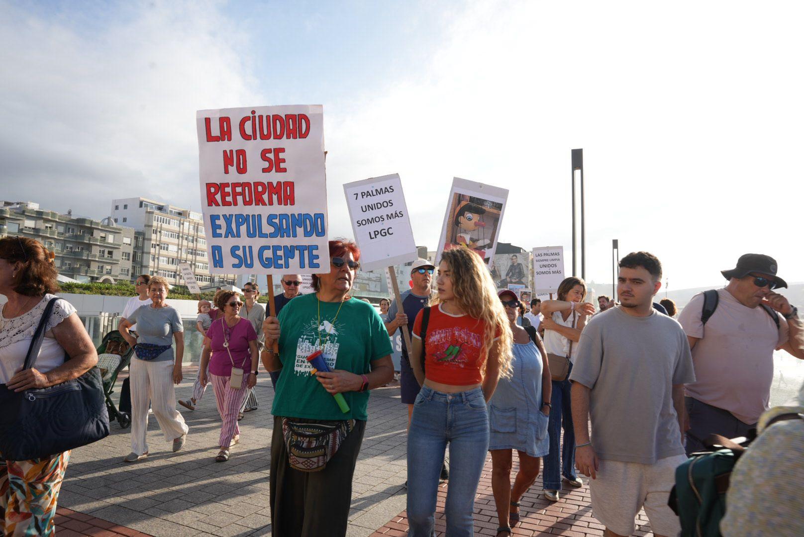 Manifestación &#039;Por la ciudad que merecemos&#039;, en imágenes