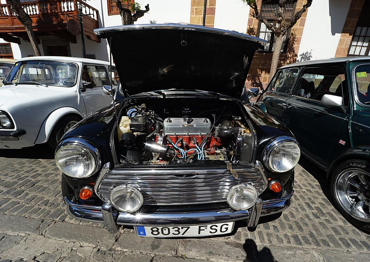 Imagen secundaria 1 - La muestra de icónico coche de fabricación británica causó sensación en Teror.
