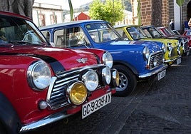Algunos de los coches Mini concentrados este sábado en la plaza del Pino de Teror.