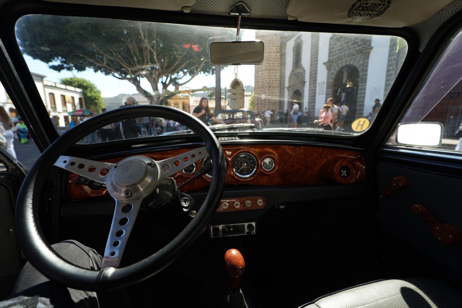 Amantes de los coches Mini se agrupan en Teror