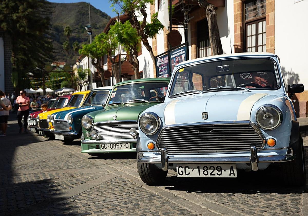 Amantes de los coches Mini se agrupan en Teror