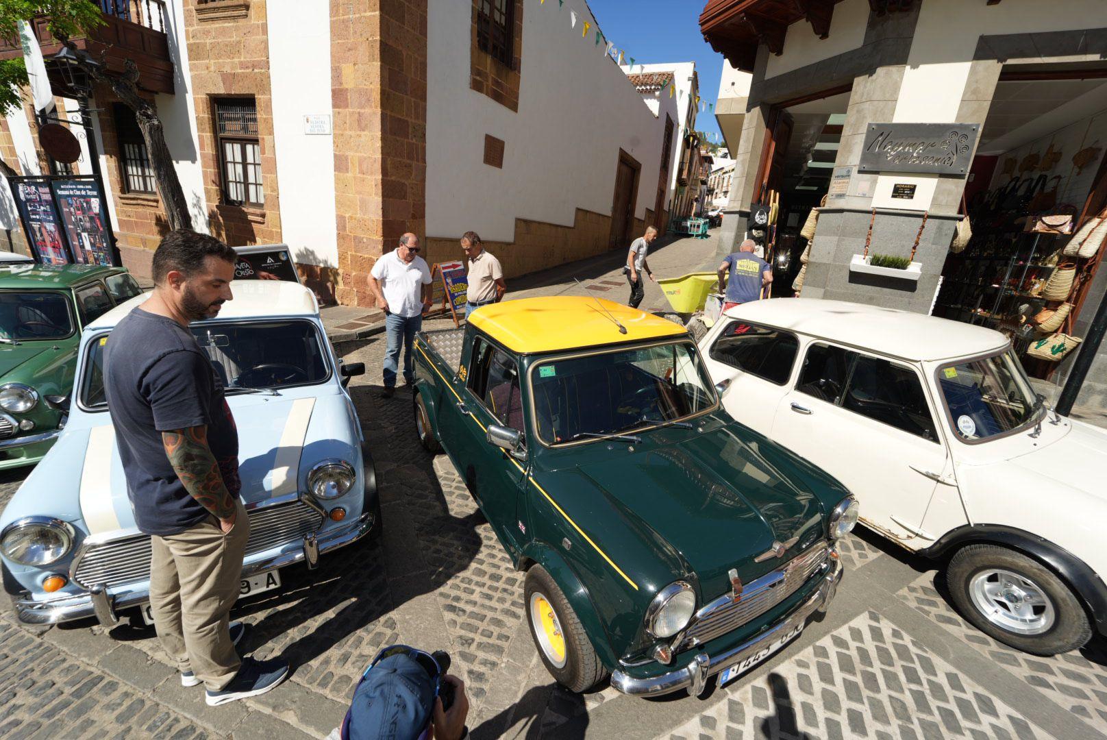 Amantes de los coches Mini se agrupan en Teror