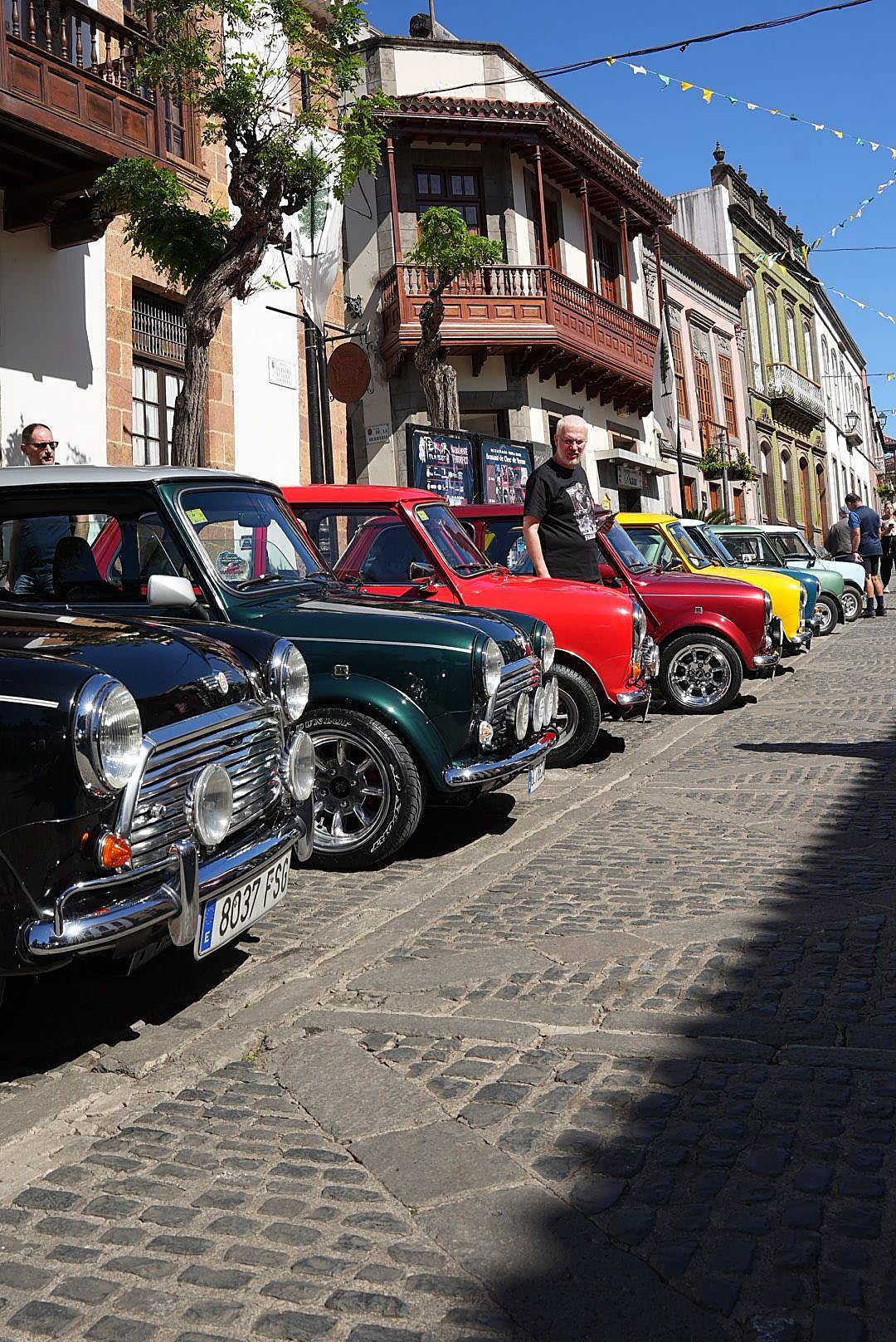 Amantes de los coches Mini se agrupan en Teror