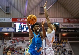 Braian Angola intenta anotar en Fontajau.