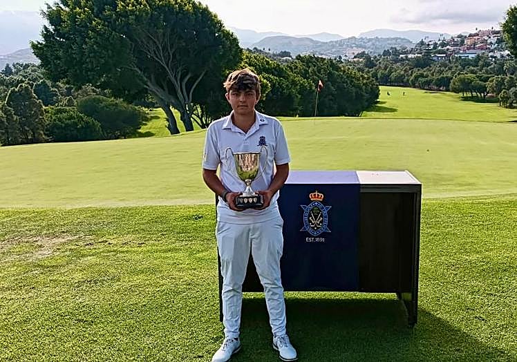 Nicolás Vidal, de tan solo 17 años, con el Copa Blandy.