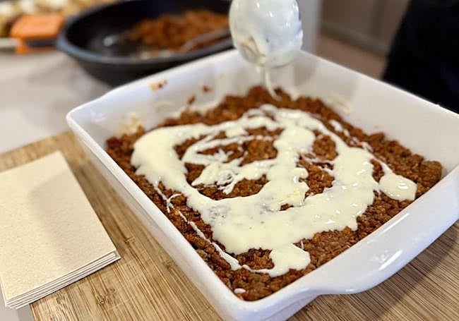 Vertemos behamel sobre el ragú