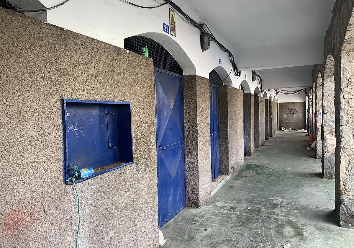 Vista de algunos de los locales de los marineros, en los bajos de la plaza de Las Marañuelas.